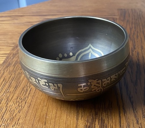 Tibetan metal singing bowl - singing,