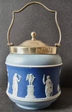 A WEDGWOOD TRICOLOUR BISCUIT