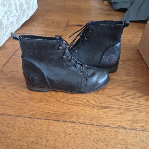 Red dead black boots - or,