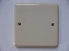VINTAGE  IVORY BAKELITE  SINGLE  WALL SOCKET BLANKING PLATE