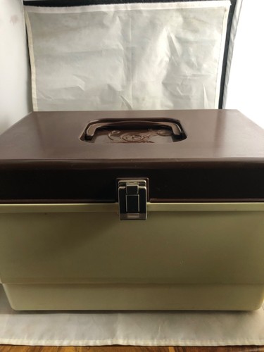 Vintage plastic sewing box - , in