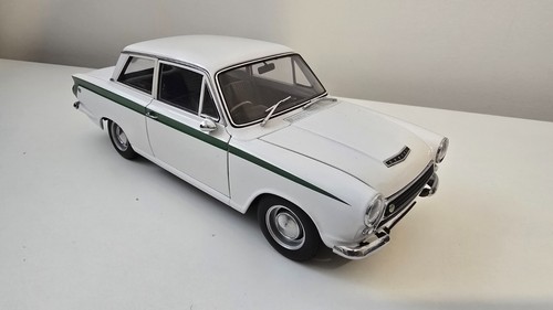 Autoart lotus cortina mk1 - lotus,