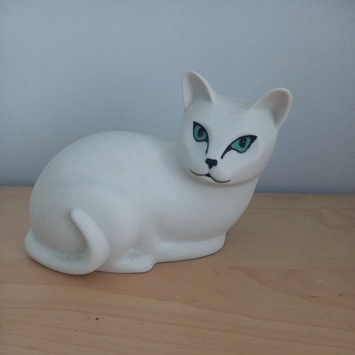 Highbank pottery sitting cat - sitting,