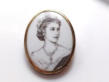 Vintage Retro ceramic Royal Worcester Coronation Elizabeth Brooch