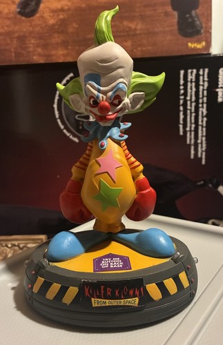 Spirit halloween shorty statue - spirit,