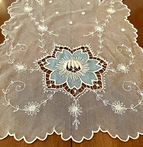 Vintage fine tambour lace - -,