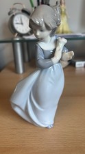 Nao by Lladro Figurine -  Girl With Flowers - Daisa 1988 - Great Condition