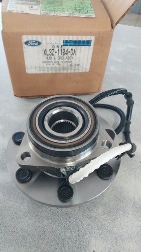 Front wheel hub - front,