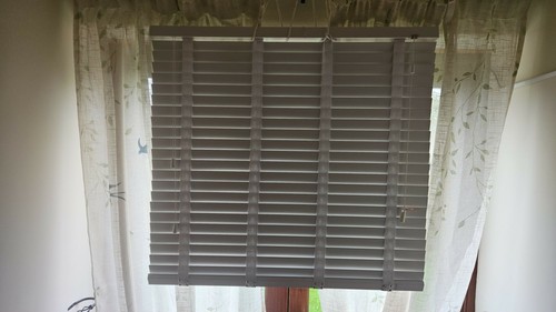White faux wood - white,