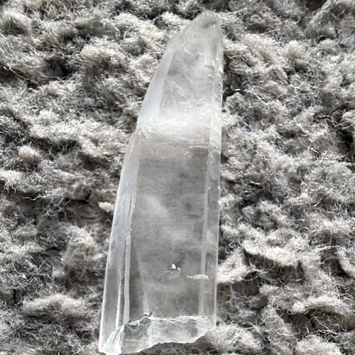 Clear quartz crystal natural - clear,