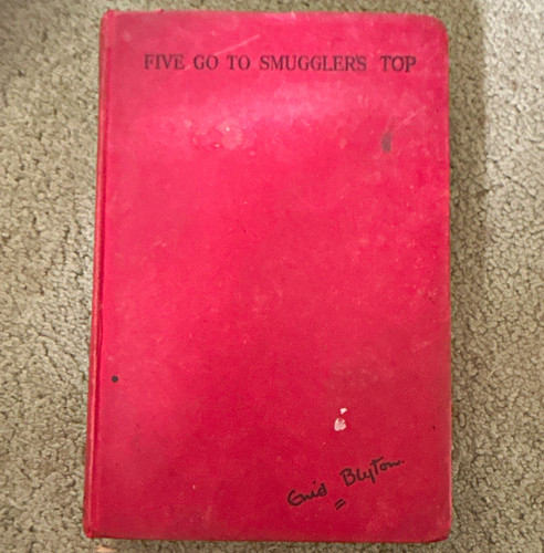 Five smugglers top by - go, smugglers'
