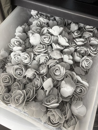 Artificial grey foam - , roses