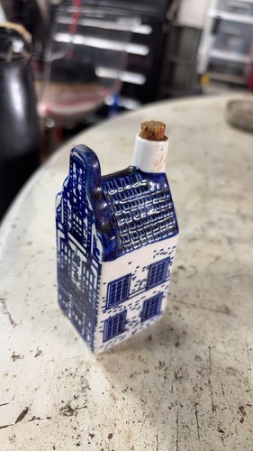 Delft blue ceramic house - blue,