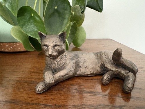 Laying down cat sculpture - laying, by