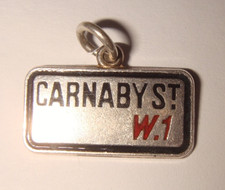 RARE VINTAGE SILVER ENAMELLED 'CARNABY STREET' WI LONDON STREET SIGN CHARM