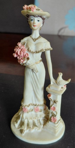 Pair lovely figurines - pair,
