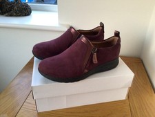 CLARKS UNSTRUCTURED ADORN SHOES. SIZE  5E . AUBERGINE