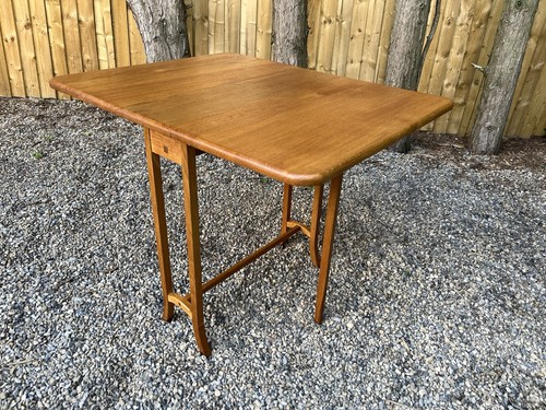 Modern light oak sabre leg - oak,