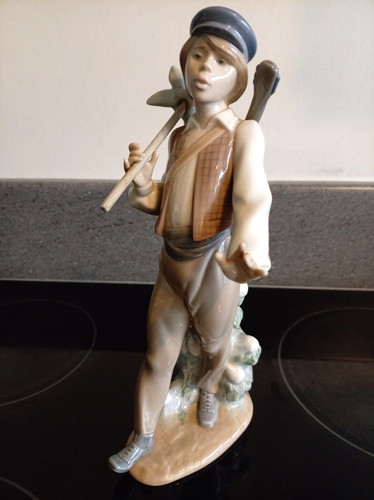 Lladro wandering minstrel - wandering, 5676
