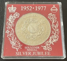 Queen Elizabeth II Silver Jubilee Souvenir Medal Coin Original Case 1952 - 1977