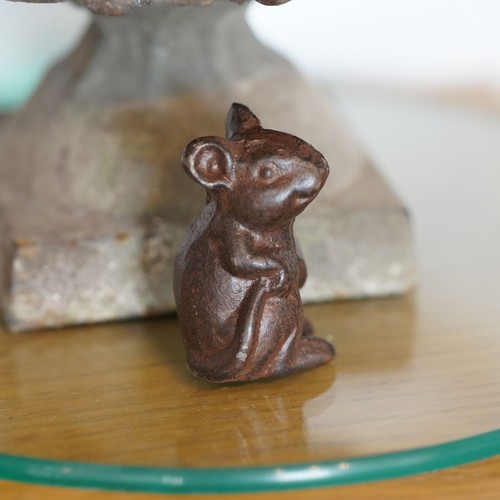 Cast iron sitting - mouse, |