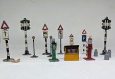 Dinky road signs pieces - dinky,