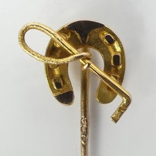 ANTIQUE 9CT GOLD HORSESHOE & RIDING CROP STICK PIN C.1900 - 0.9 GRAMS