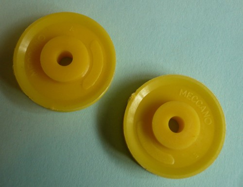Two meccano plastic pulleys - meccano,