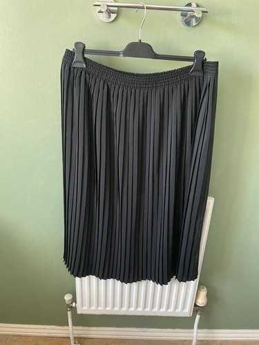 Black thick pleated - , below