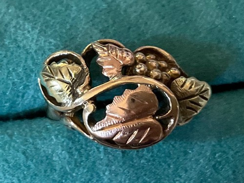 Vintage black hills gold ring - gold,