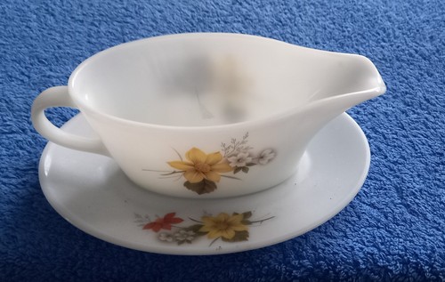 Pyrex autumn glory gravy boat - autumn,