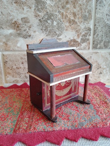 Antique vintage dolls house - dolls',