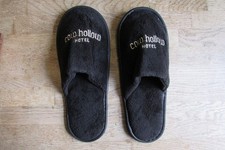 Cow Hollow Hotel  Manchester Black Slippers Size Small