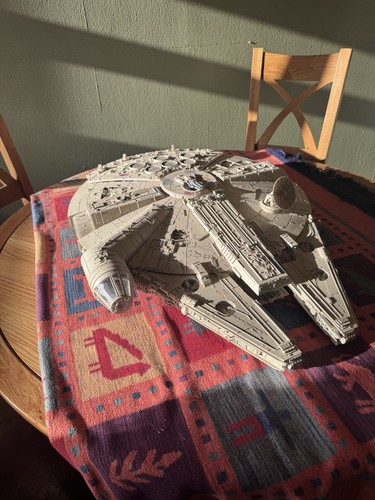 Deagostini millennium falcon - deagostini,