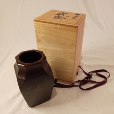 Bizen ware vase with wooden