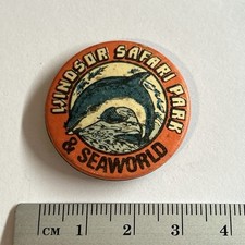 Vintage Collectible Pin Badge  Windsor Safari Park  & Sea world 