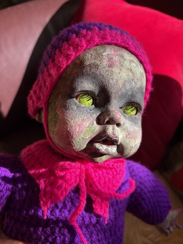 Cycled horror doll - up,