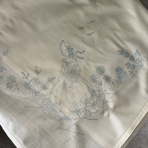 Small tablecloth embroider - tablecloth,