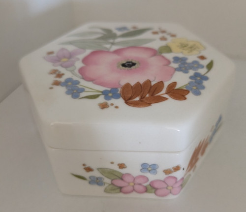 Wedgwood rinket pot - wedgwood, lid