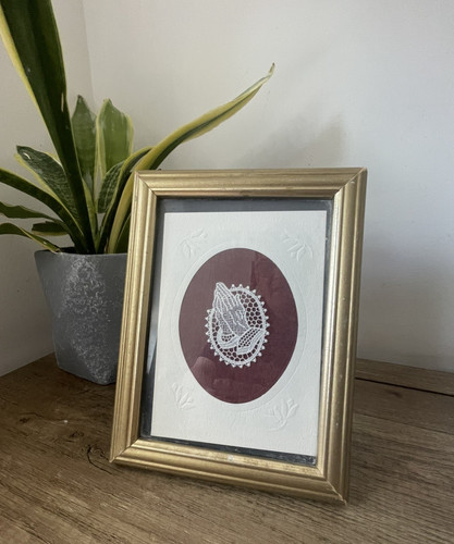 Lace praying hands - frame,