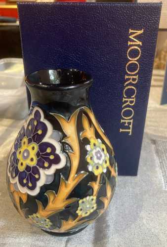 Moorcroft vase florian daisy - moorcroft,
