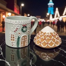 Luxury Gingerbread House Ceramic Mug with Lid – Festive Hot Chocolate Cup
