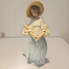 Nao by LLADRO Figurine Flower