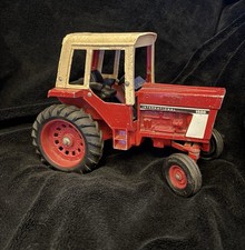 Ertl International 1586 with