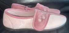 LADIES SIZE 7 PINK VELOUR PLUSH SLIPPERS WITH ADJUSTABLE STRAP FASTEN NEVER WORN