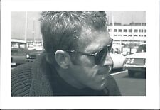 STEVE MCQUEEN PORTRAIT LOOKING TO HIS LEFT WITH SUNGLASSES B/W PHOTOGRAPH