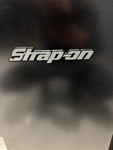 Strap toolbox fridge - on,