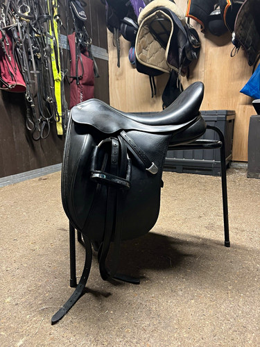 Bates dressage saddle 17in - bates,