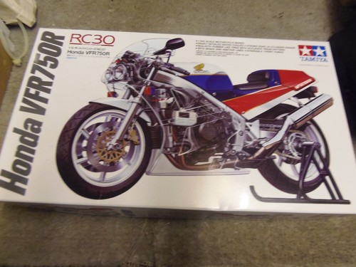 Vfr750r rc30 tamiya scale - tamiya, 1/12