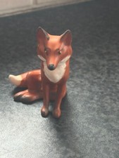 BESWICK SMALL SEATED FOX